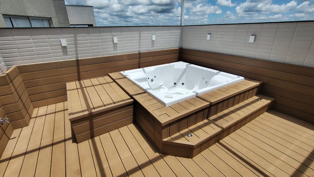 Deck elevado em WPC com depósito técnico para ofurô em apartamento duplex em Campo Largo