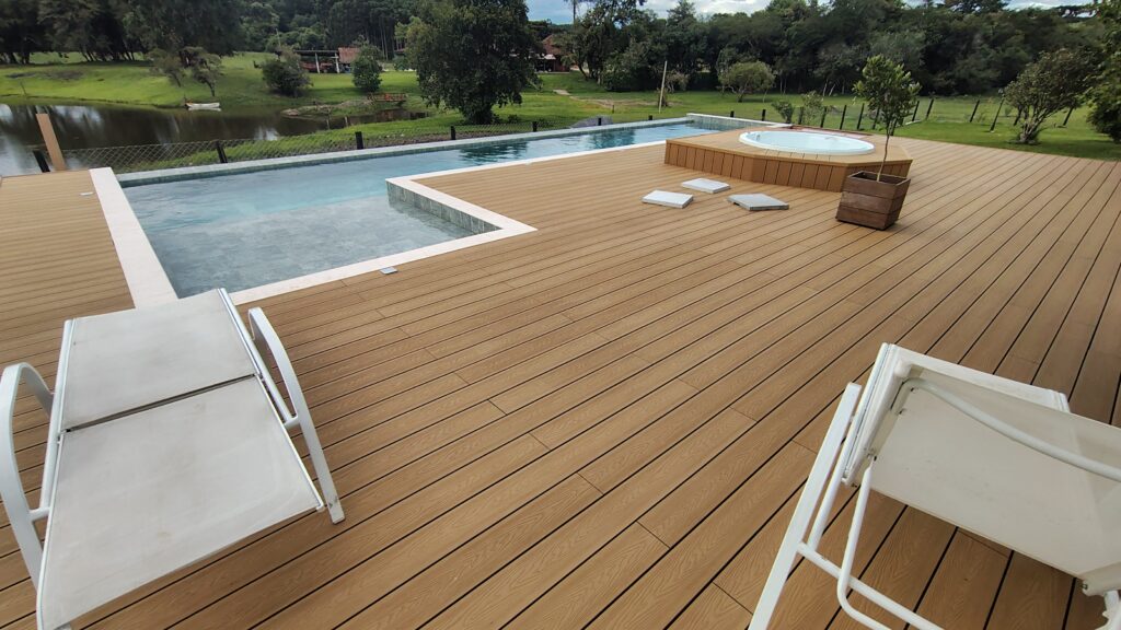 Deck em WPC parcialmente elevado integrando casa e piscina em Campo Largo