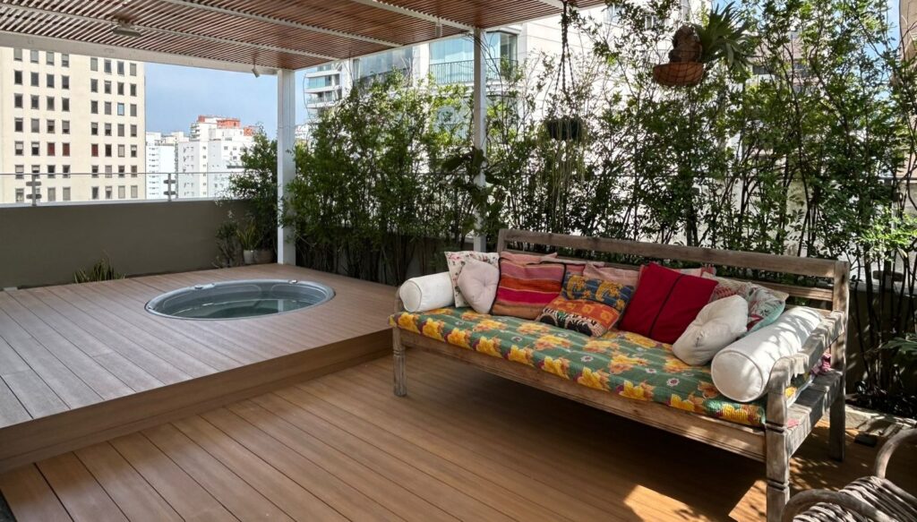 Deck elevado em WPC com ofurô em cobertura triplex em São Paulo
