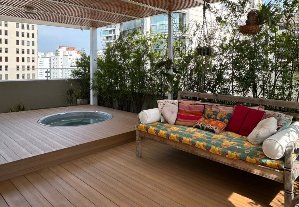 Deck elevado em WPC com ofurô em cobertura triplex em São Paulo