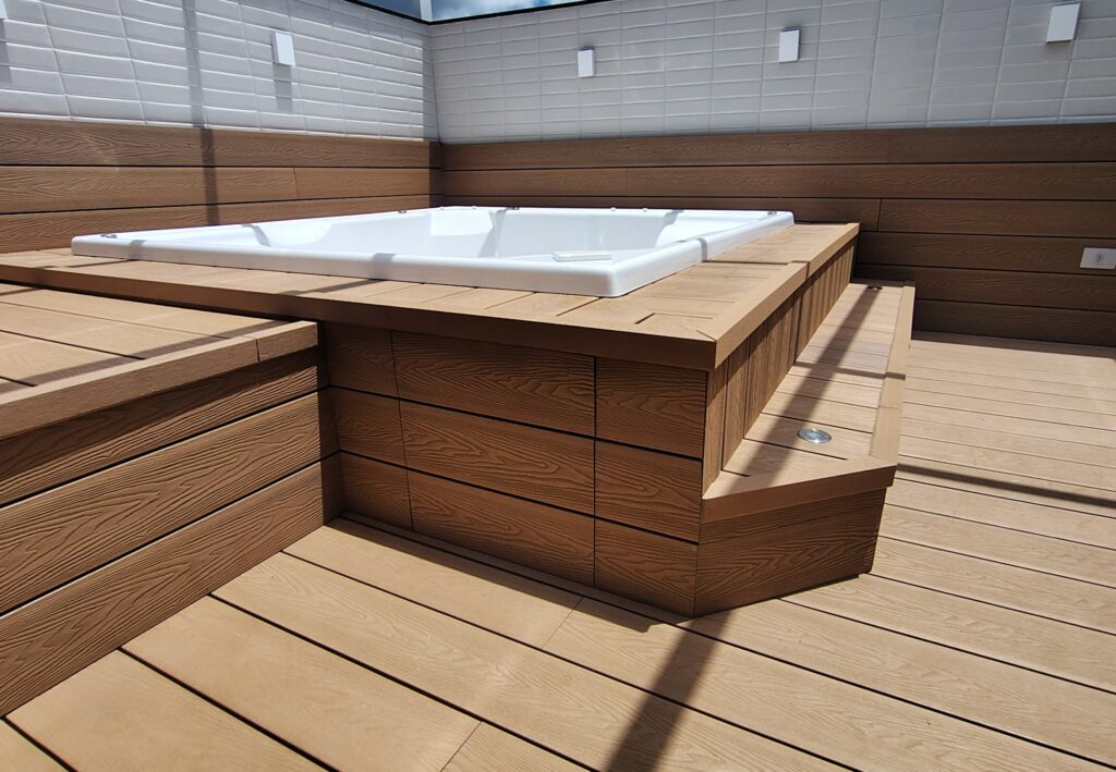 Deck elevado em WPC com depósito técnico para ofurô em apartamento duplex em Campo Largo