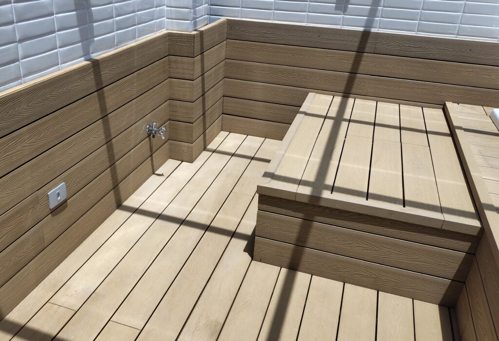 Deck elevado em WPC com depósito técnico para ofurô em apartamento duplex em Campo Largo