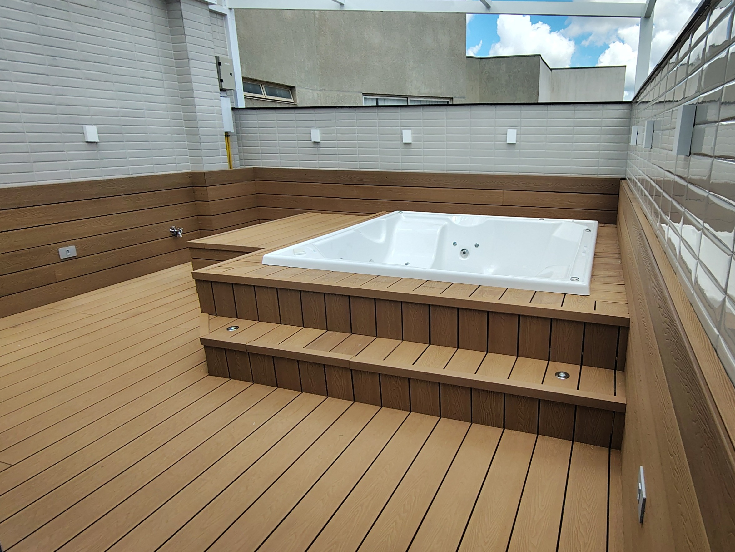 Deck elevado em WPC com depósito técnico para ofurô em apartamento duplex em Campo Largo